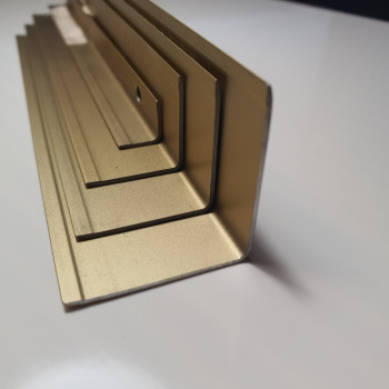 Декоративний алюмінієвий Куточок 20х20х1,0 золото 2.7 м