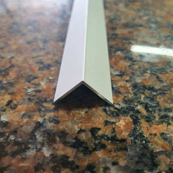 Декоративний алюмінієвий Куточок 15х15х1,0мм срібло 3м