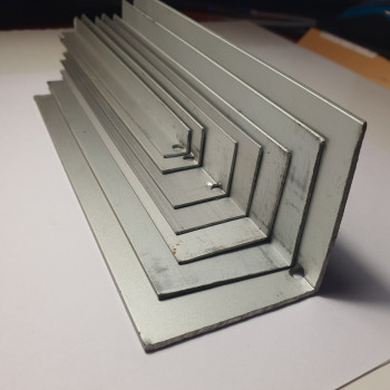 Декоративний алюмінієвий Куточок 50х50х2,0 срібло 3м