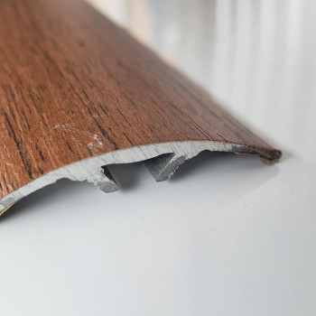 Алюмінієвий поріг з прихованим кріпленням 40 мм, Горіх лісовий (АП-013)