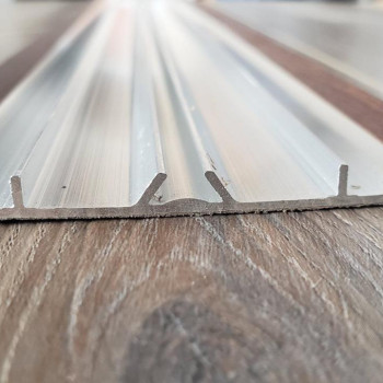 Широкий підлоговий алюмінієвий поріг із прихованим кріпленням завширшки 80 мм, (АП-017)