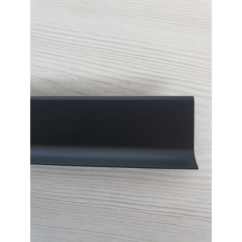 Плінтус алюмінієвий накладений 60 мм чорний (RAL-9005) матовий 2,5 м