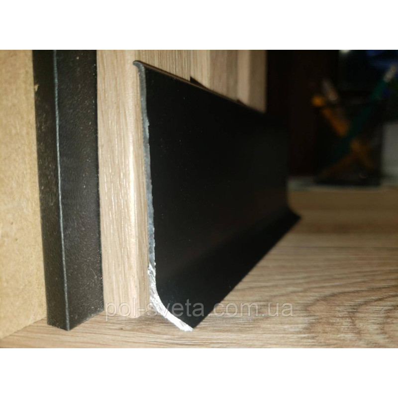 Плінтус алюмінієвий накладений 80 мм чорний (RAL-9005) матовий 2,5 м